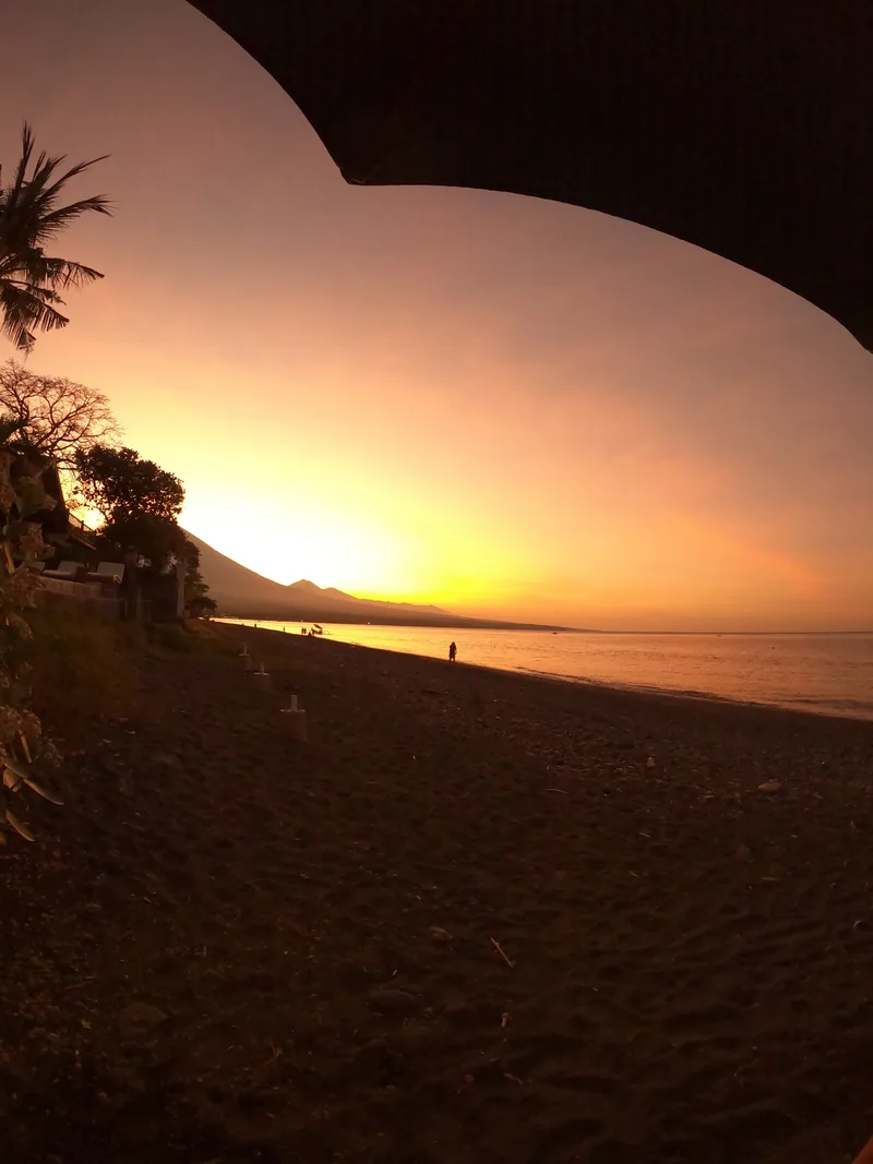 Le soleil tombe derrière la pointe