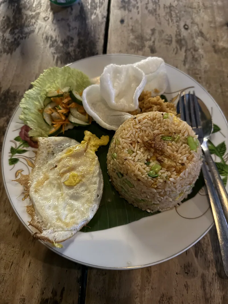 Nasi goreng et œuf au plat, quatre euros pour deux