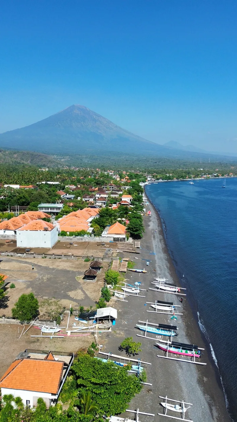 Le village d'Amed, l'Agung au fond