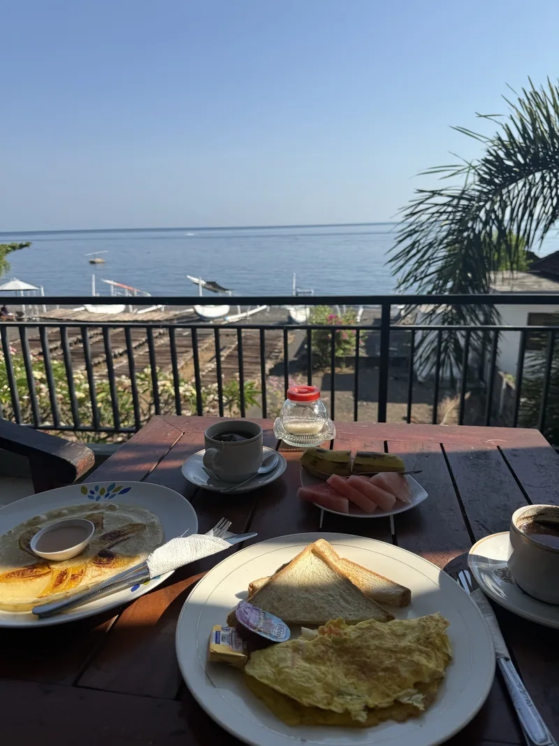 Le petit-déjeuner face aux bateaux