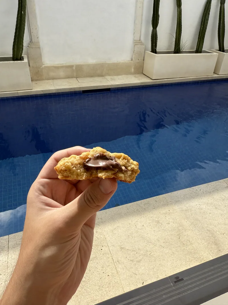 Cookie au bord de la piscine