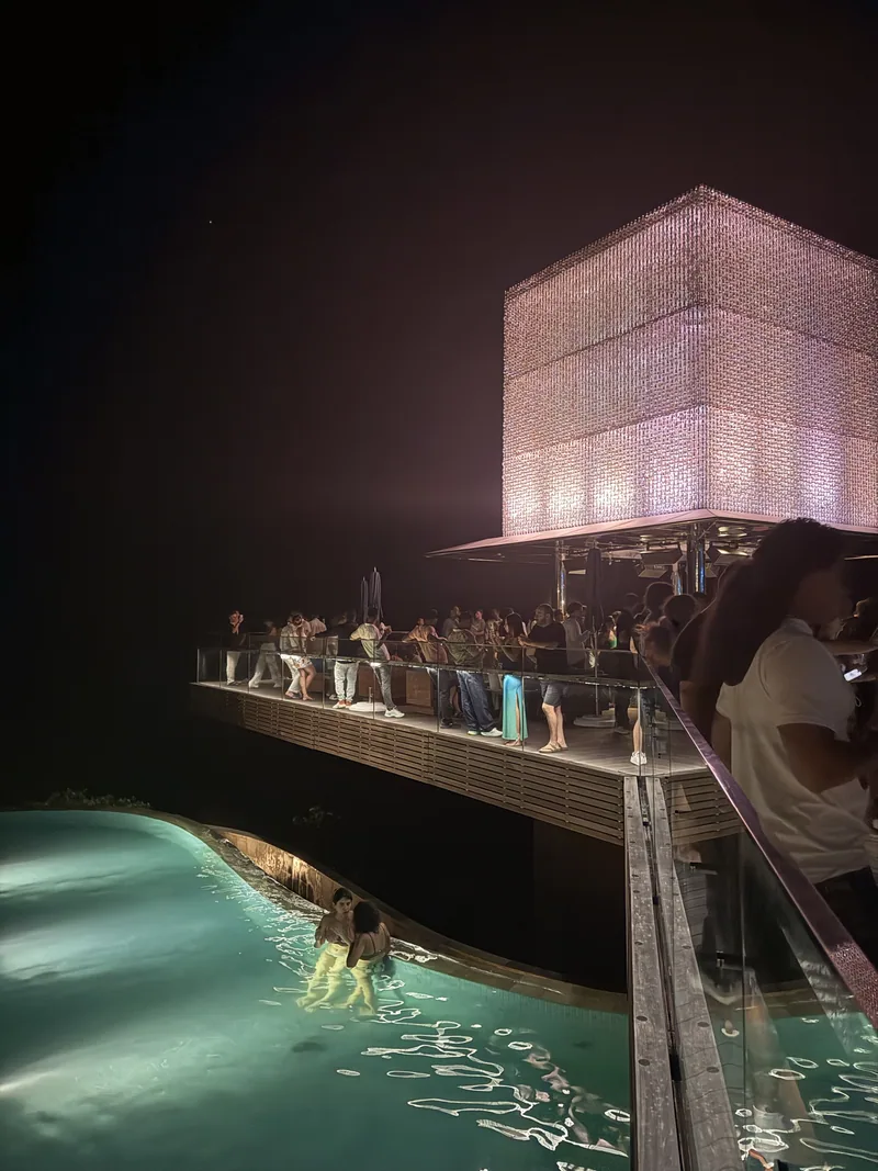 Beach club à la nuit tombée