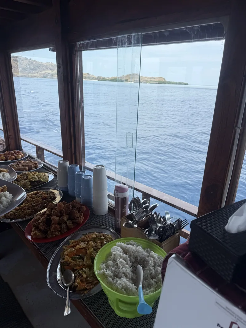 Le buffet du bord, servi entre deux mises à l'eau