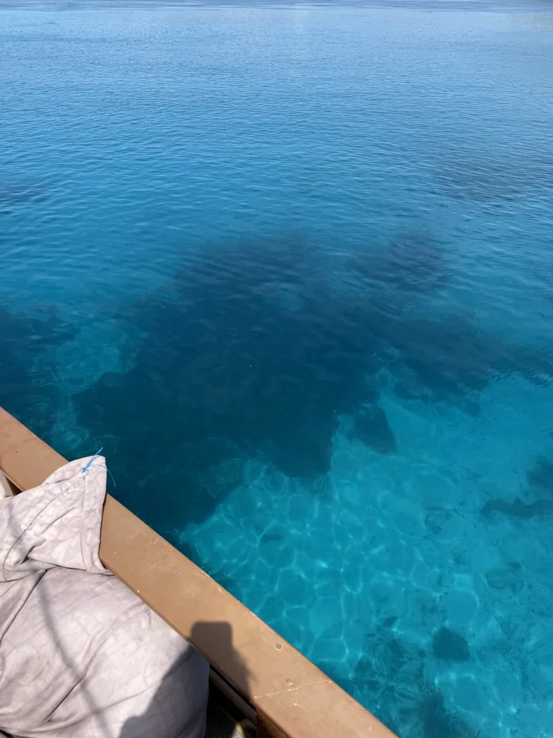 L'ombre d'un récif sous le bateau