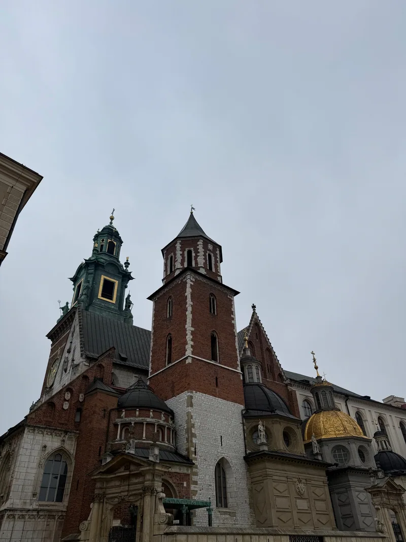 La cathédrale du Wawel, hérissée de chapelles