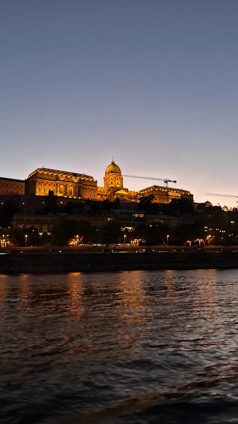 Le château de Buda à la tombée de la nuit