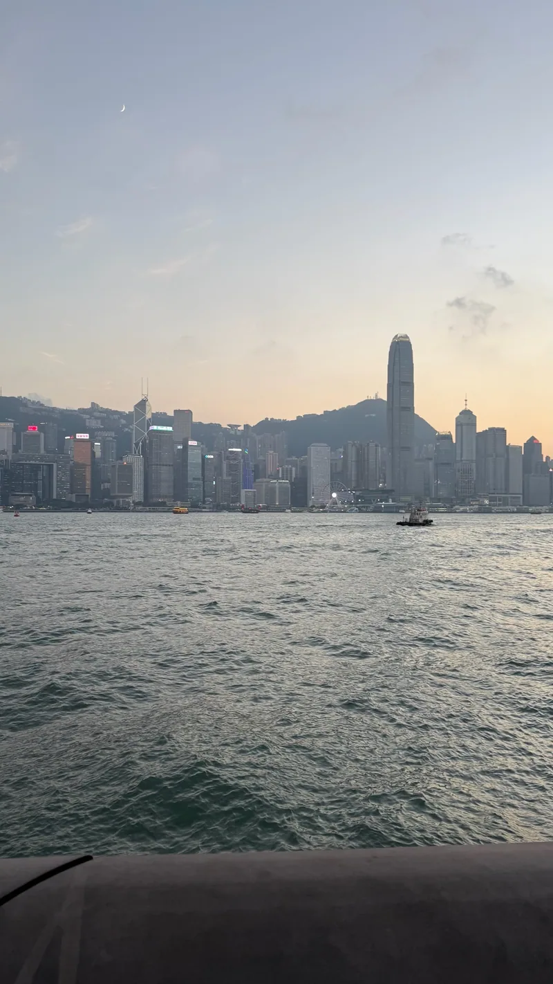 Le soleil se couche sur l’île de Hong Kong