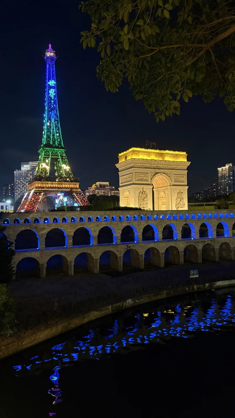 La tour Eiffel et l’Arc de Triomphe