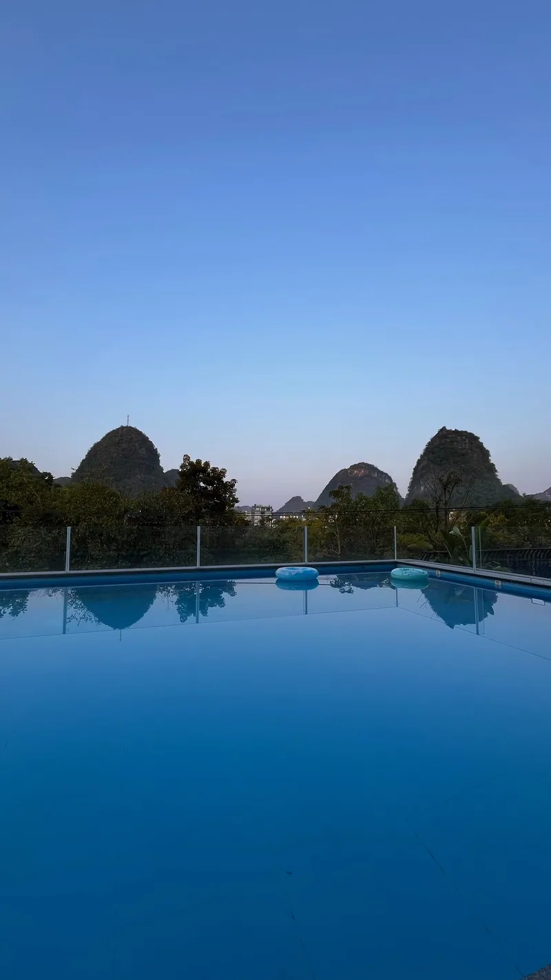 La piscine face aux pitons
