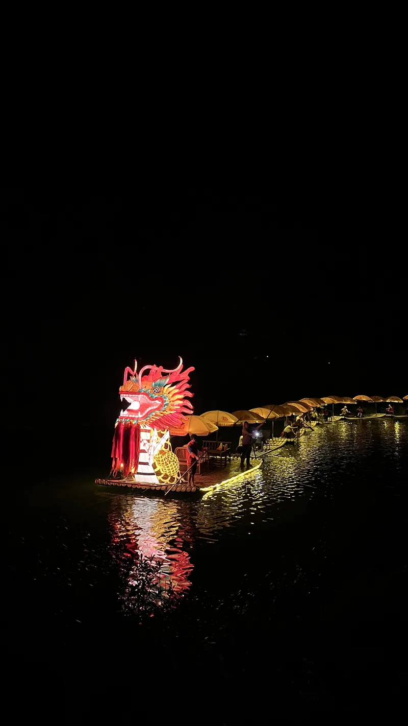 Le dragon de la parade sur la rivière Yulong