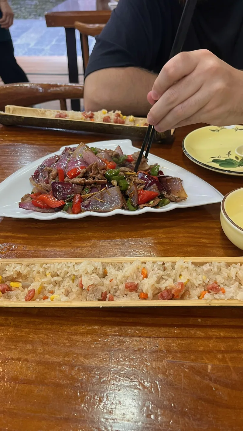 Riz cuit dans le bambou et bœuf sauté