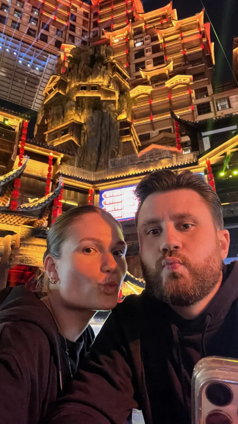 Nous deux au pied des 72 merveilles