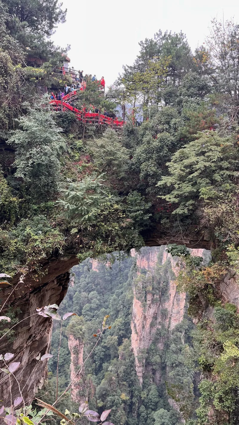 Le pont naturel au-dessus du vide