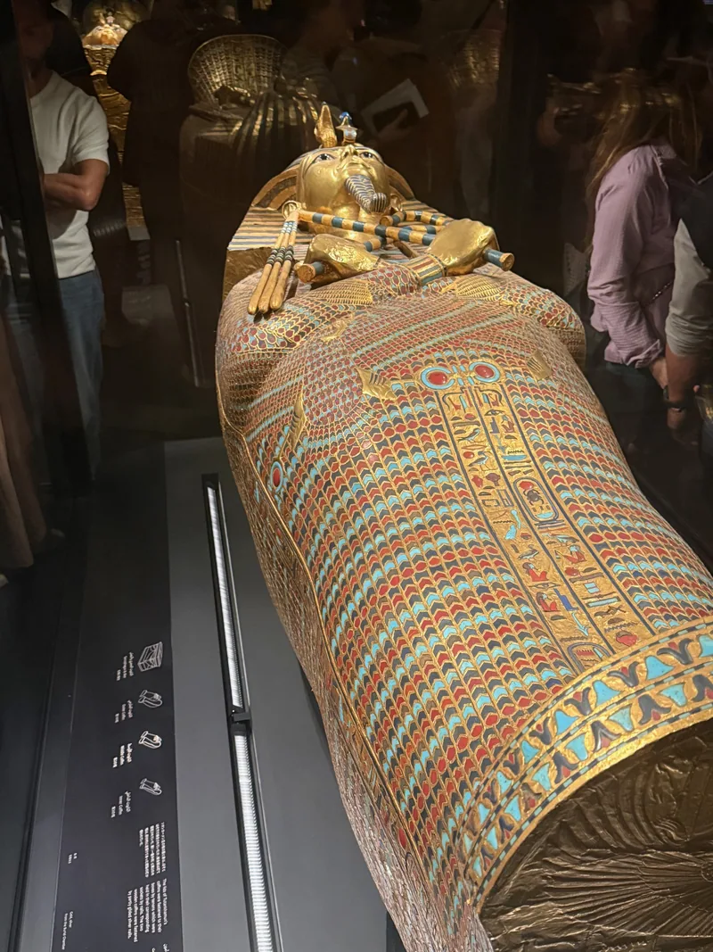Le sarcophage doré de Toutânkhamon, réuni avec le reste du trésor