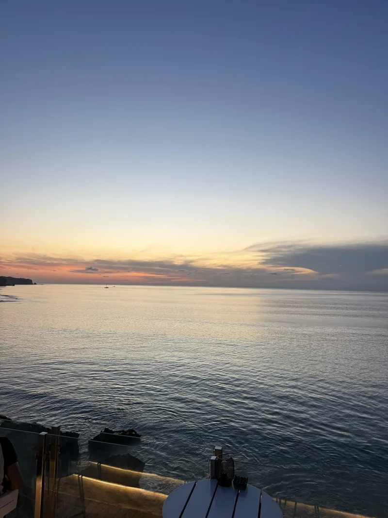 La nuit tombe sur la falaise