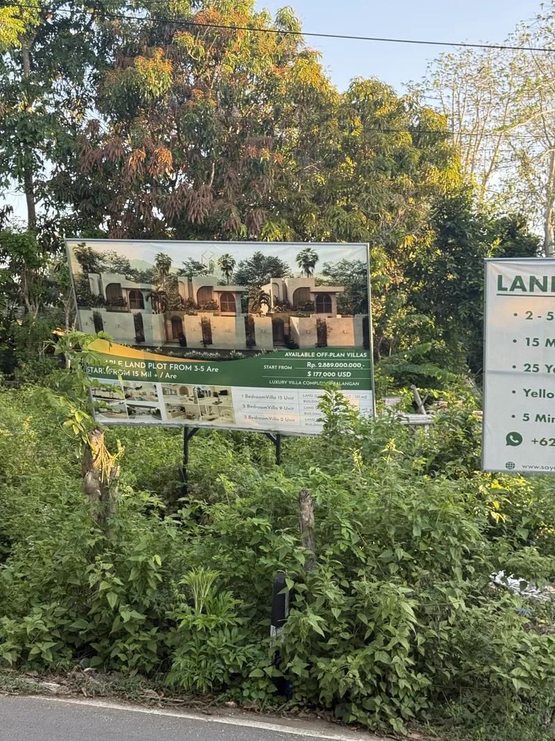 Des panneaux « land for lease » tous les cinq cents mètres