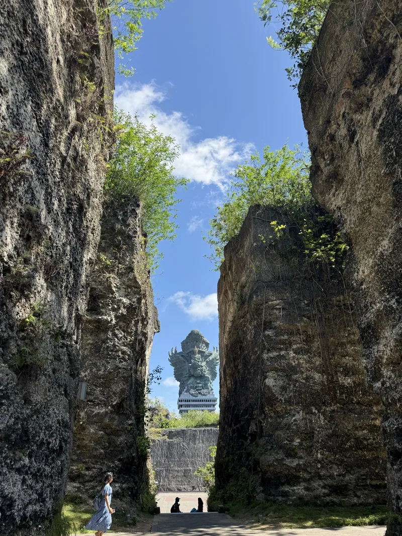 La statue apparaît entre deux blocs