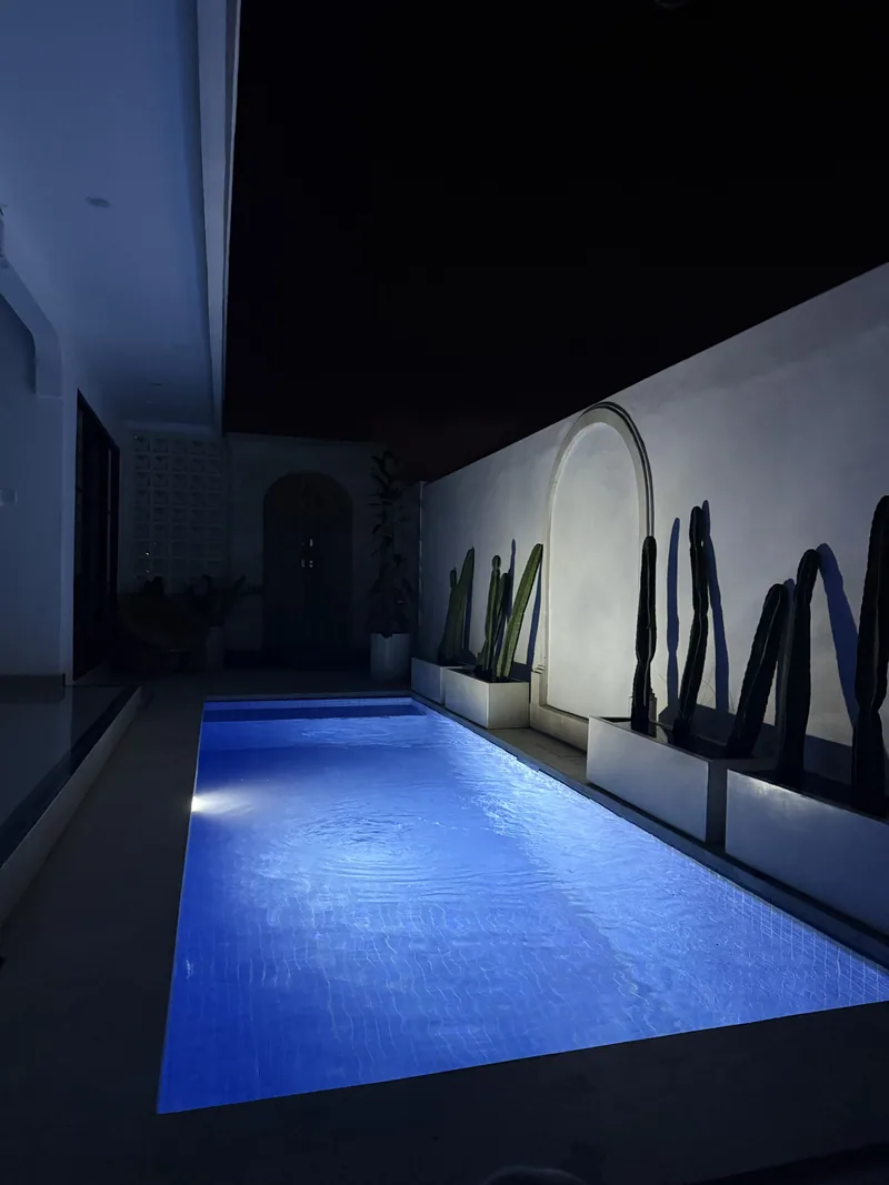 L'arrivée de nuit, la piscine nous attendait
