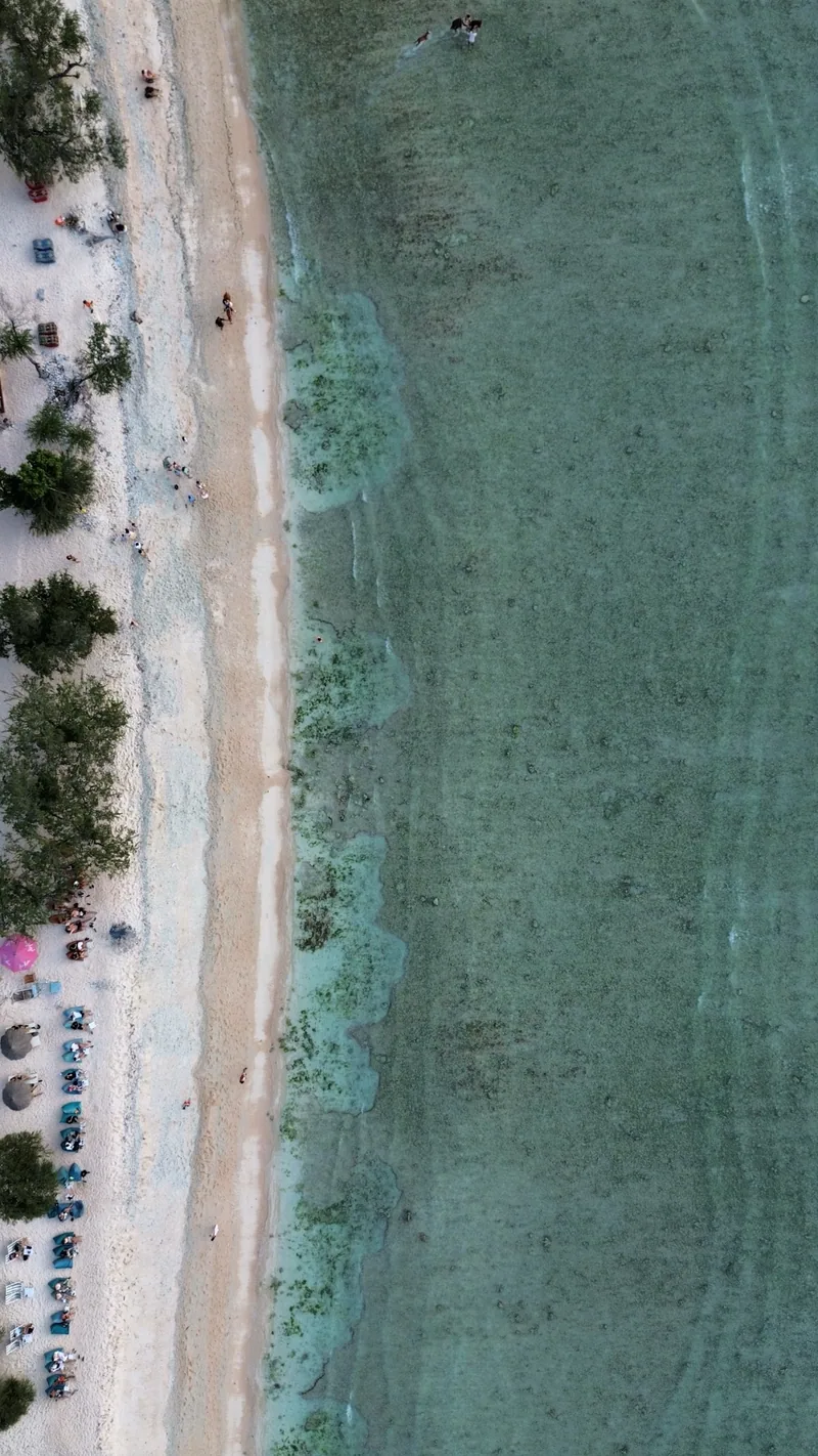 Plage blanche, pas de voiture, pas de route