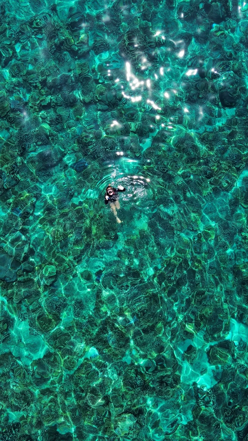 L'eau est si claire qu'on se voit nager sur les photos du drone