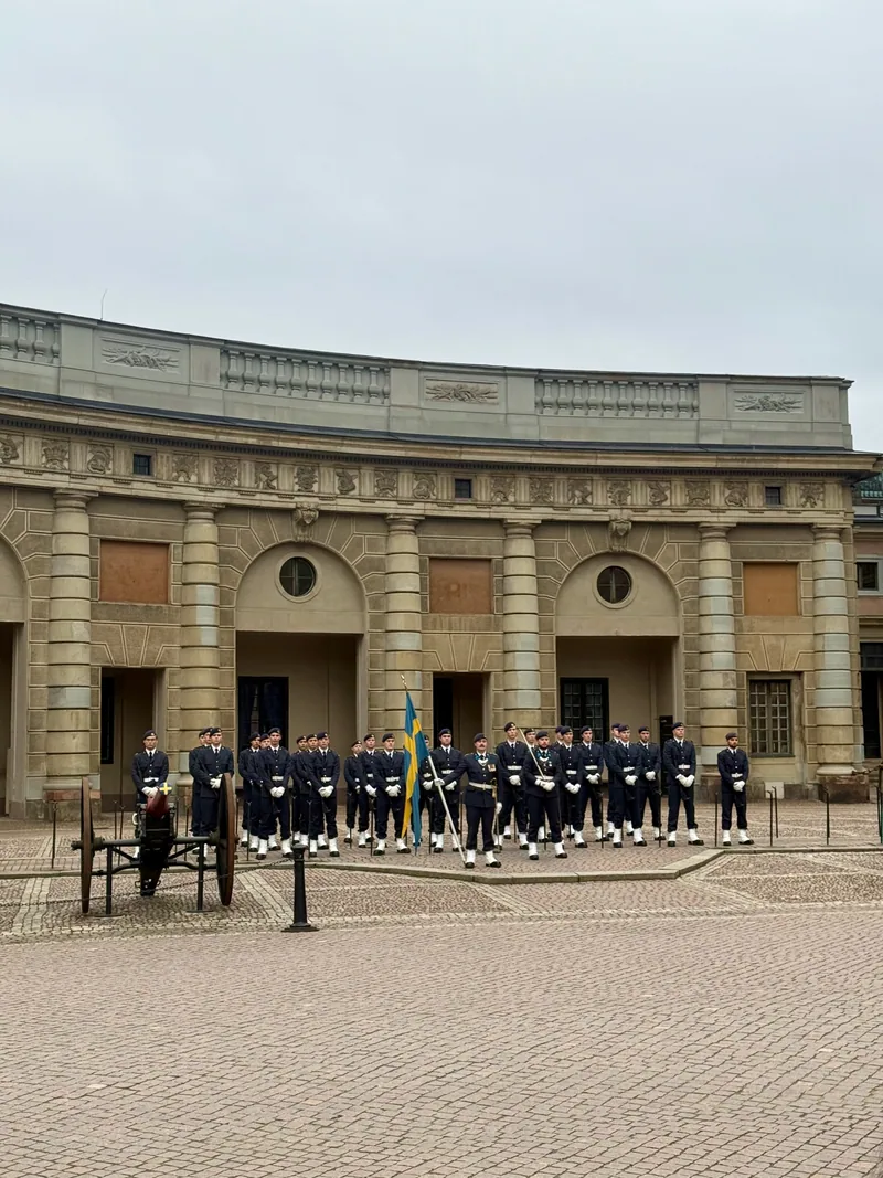 La relève de la garde, dans la cour extérieure du palais royal