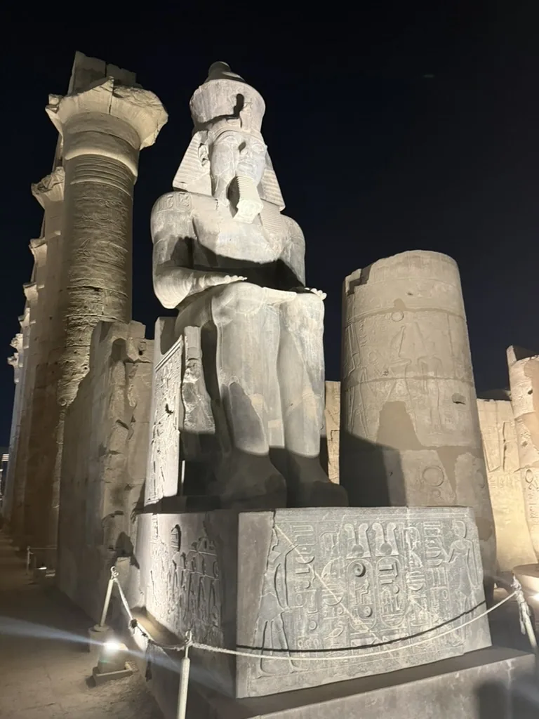 Ramsès II assis devant son temple