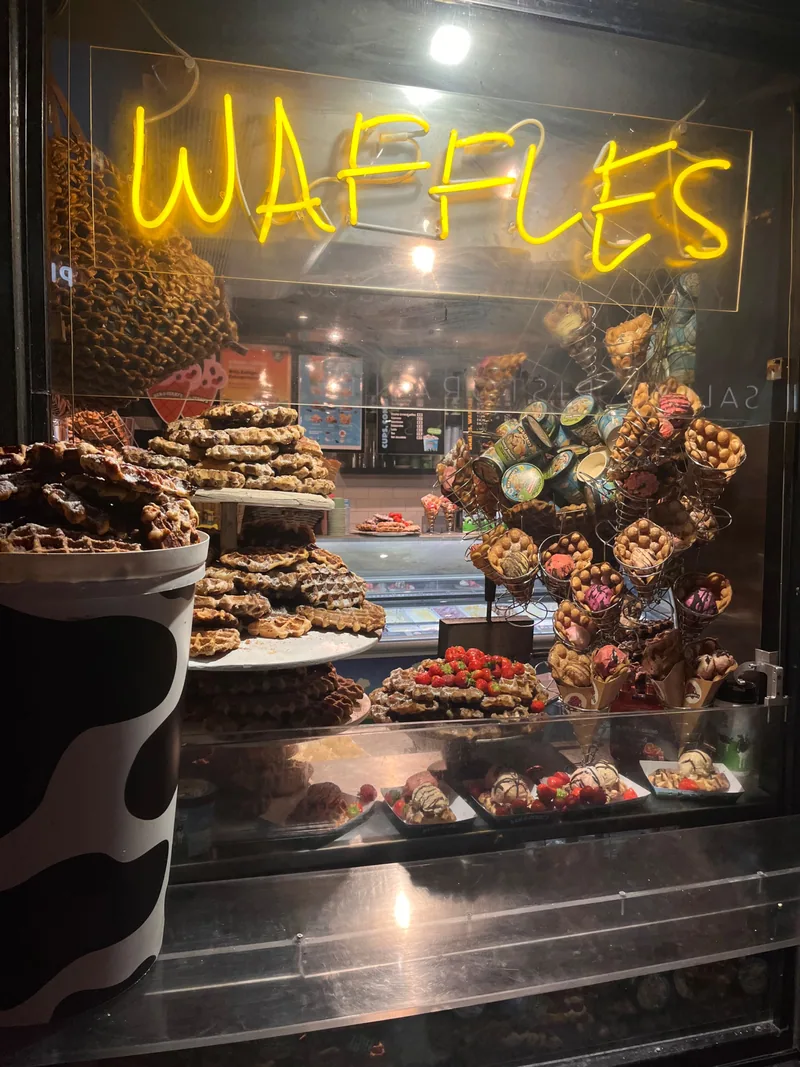 On a résisté pour le dessert en se promenant dans les petites rues