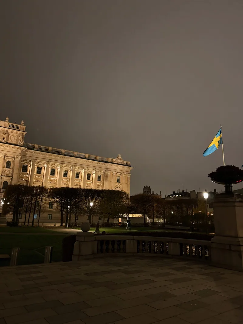 Helgeandsholmen, déjà dans la nuit à 17 h 45