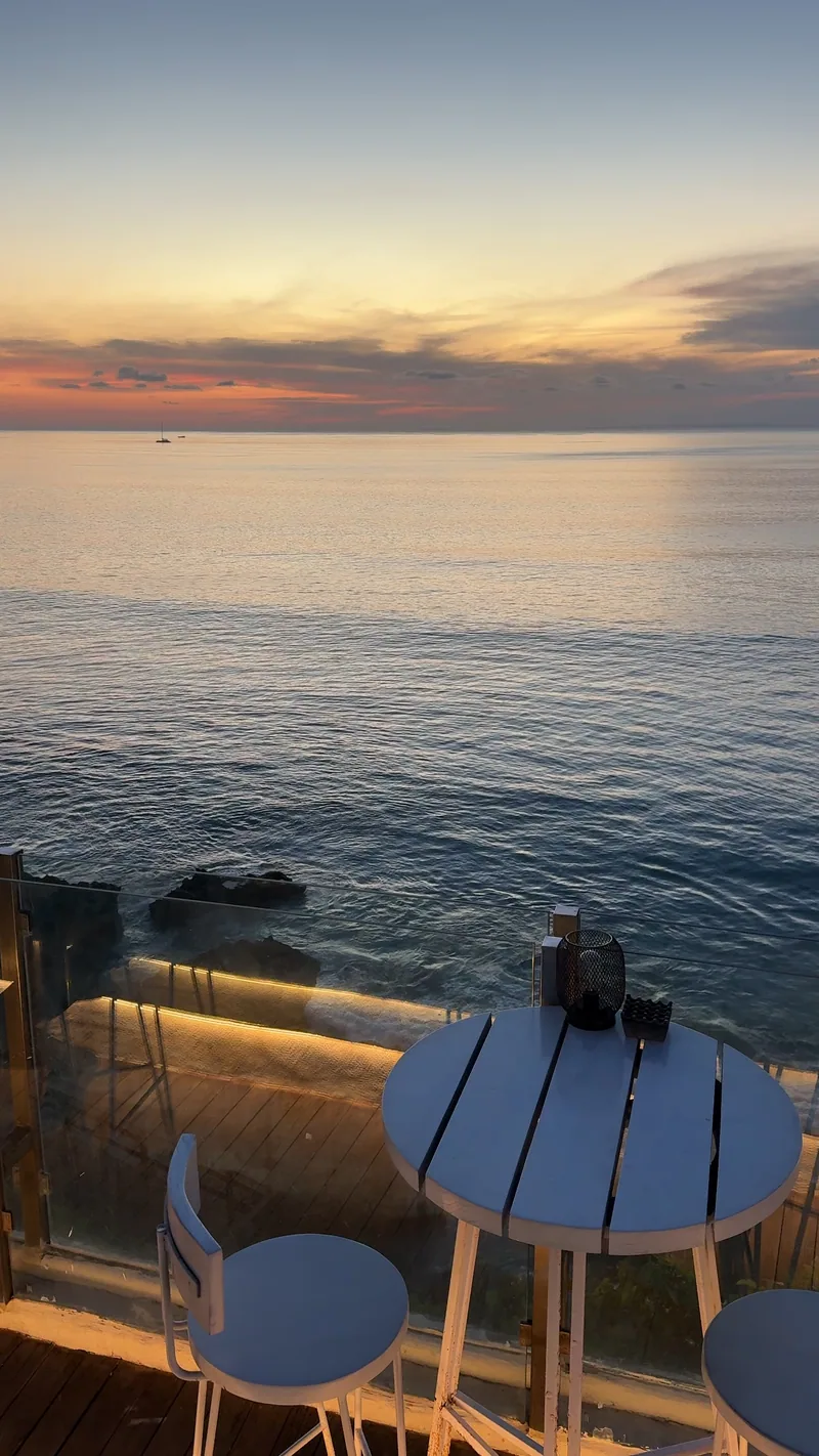 Le dernier coucher de soleil sur le port