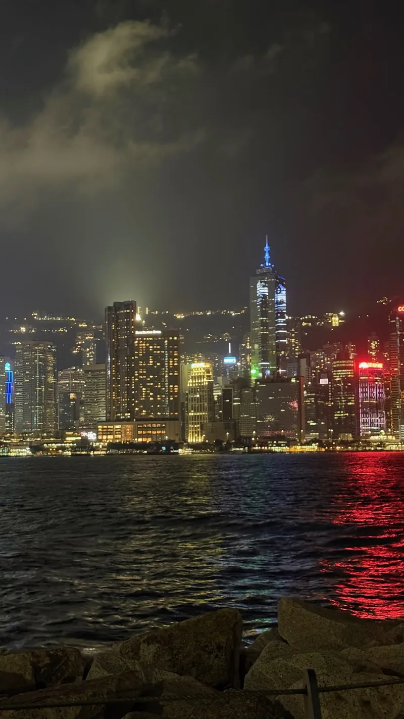 La baie de nuit depuis West Kowloon