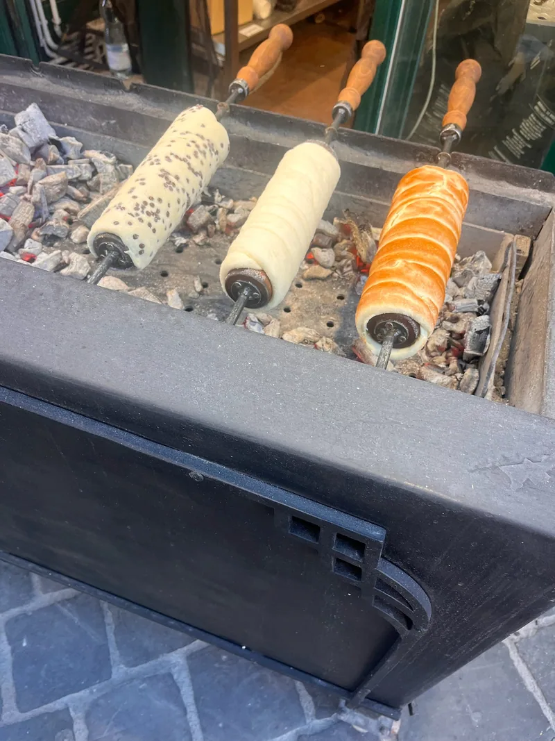 Les kürtőskalács cuits à la broche