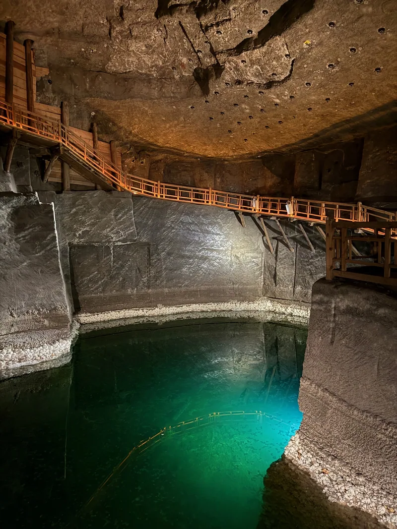 Un lac de saumure, vert irréel