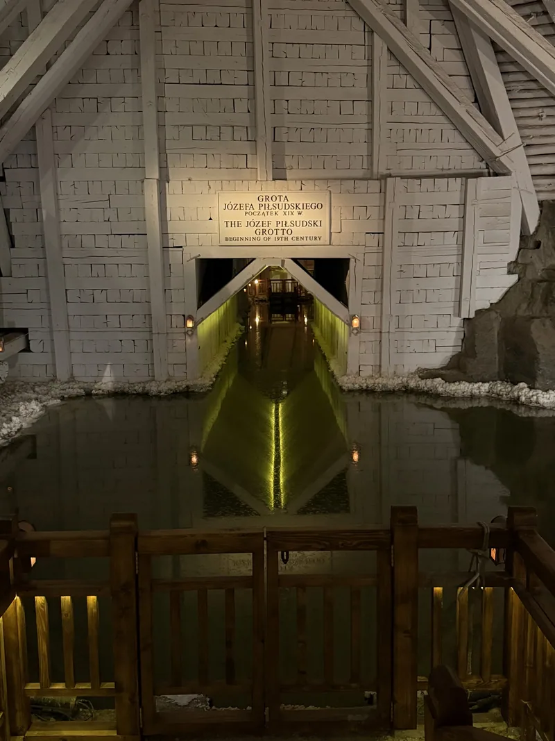 La grotte Piłsudski et son canal